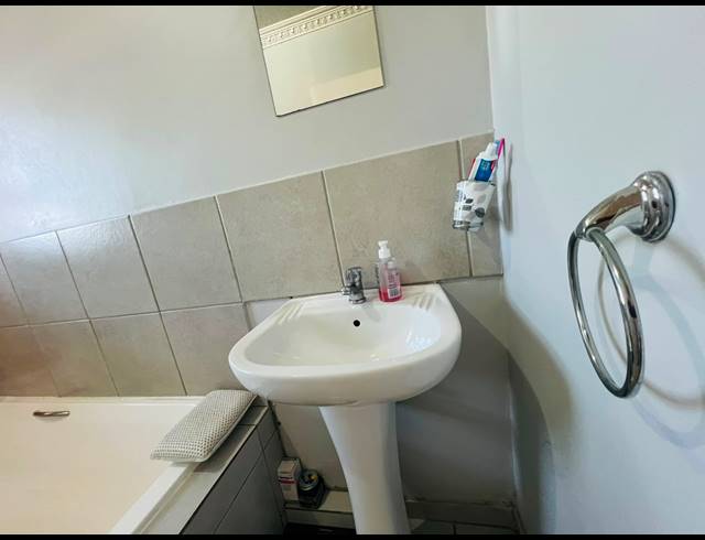 2 BEDROOM APARTMENT FOR SALE IN NEWLANDS EAST